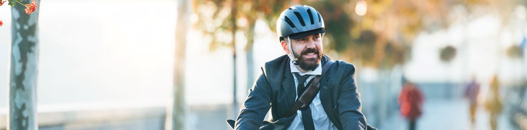Mann mit Helm auf Dienstrad