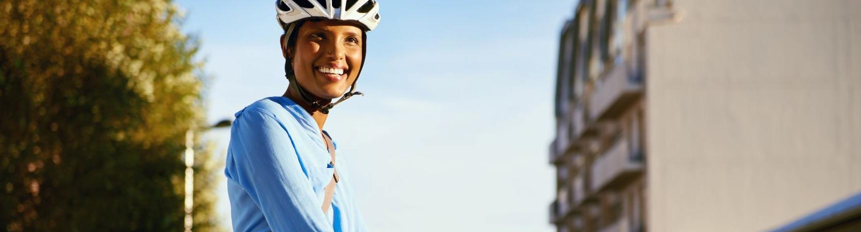 Frau auf Rad mit Helm