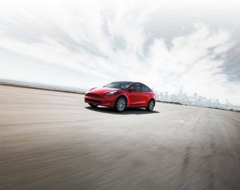 Tesla Model Y in rot dynamische Ansicht von vorne