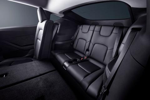 Tesla Model Y Innenraum in schwarz Rücksitze