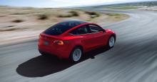 Tesla Model Y in rot dynamische Ansicht von hinten