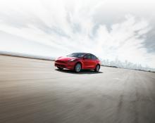 Tesla Model Y in rot dynamische Ansicht von vorne