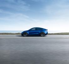 Tesla Model Y in blau dynamische Ansicht von der Seite