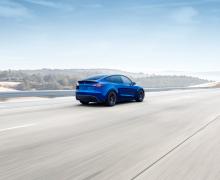 Tesla Model Y in blau dynamische Ansicht von hinten