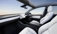 Tesla Model Y Innenraum in weiß vorne von der Beifahrerseite aus