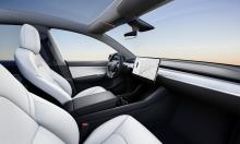 Tesla Model Y Innenraum in weiß vorne Ansicht Cockpit