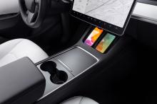 Tesla Model Y Innenraum in weiß Mittelkonsole