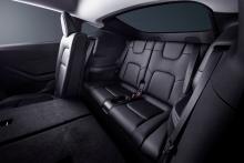 Tesla Model Y Innenraum in schwarz Rücksitze