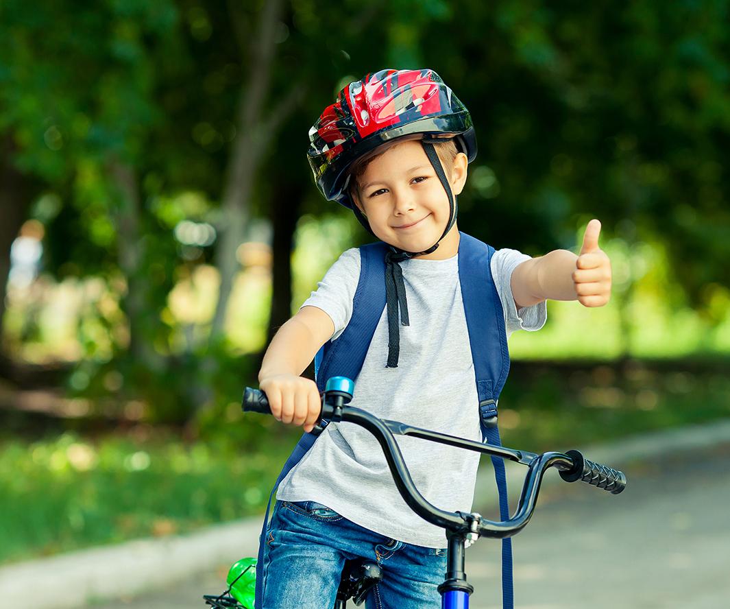 Junge auf Fahrrad Daumen hoch