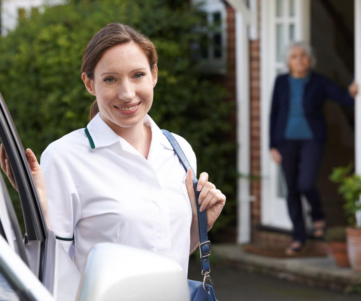 Ambulante Pflegekraft bei Hausbesuch